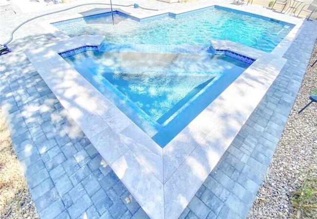 Foto del edificio - ENJOY THIS STUNNING 3 BEDROOM WITH A TRANQ...