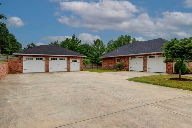Building Photo - 605 Curry Ave