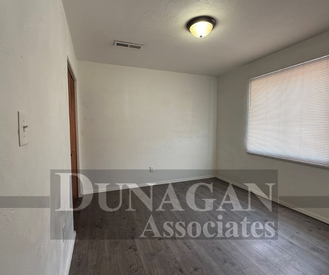 Building Photo - Cozy 2 bedroom 1 bath with water , sewage , garbage and electric paid !!!1