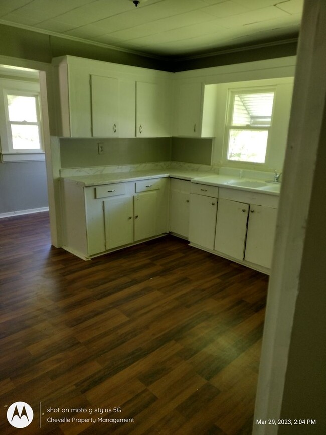 Building Photo - Updated Beautiful 2 Bedroom 1 Bath