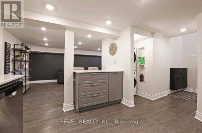 Building Photo - 213 Rosedale Dr