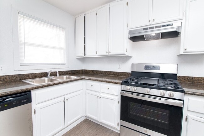 Building Photo - Charming 2-Bedroom Home in a Prime Central Sacramento Location