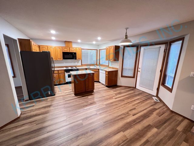 Building Photo - 3 Bd / 2 Bth - Jacuzzi Tub - Gas Fireplace...