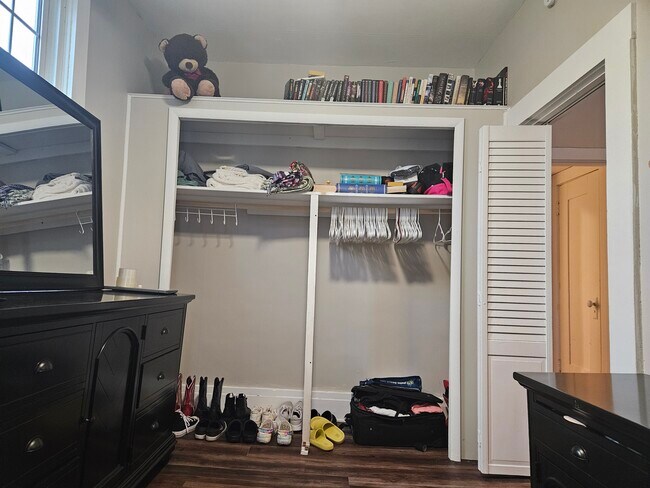 Dormitorio - 405 N Perry St