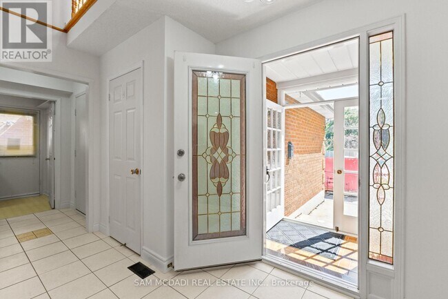 Building Photo - 459 Glenashton Dr