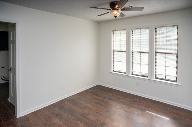 Building Photo - 2350 E Lake Oaks Dr
