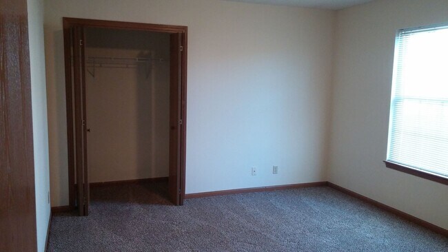 Building Photo - 2 bedroom 2 bath duplex with Open Floor Plan