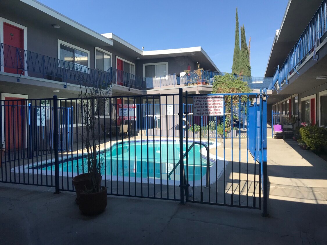 Foto principal - 17925 Devonshire St