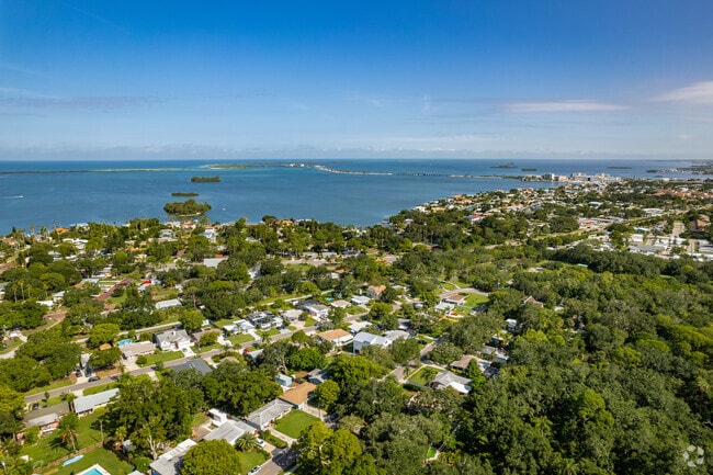 Conveniently located at the coast, sea-lovers appreciate the location of Dunedin.
