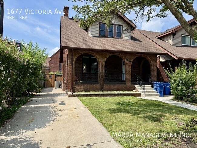 Photo du bâtiment - BEAUTIFUL 3 BED/ 2.5 BATH w/ POOL ON VICTORIA + UTILITIES!