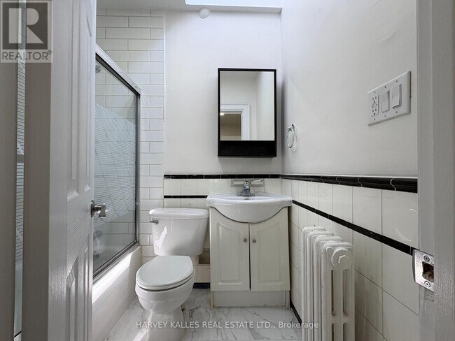Photo du bâtiment - 1611 Bayview Ave