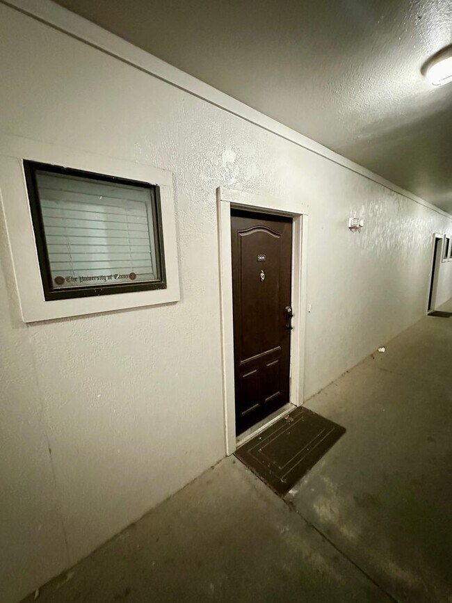 Foto del edificio - 2/2 Updated Condo in West Campus