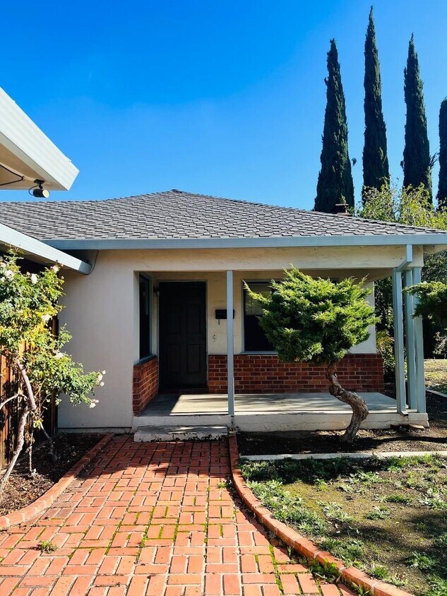 Building Photo - 14753 Charmeran Ave