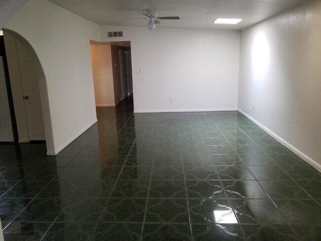Building Photo - 1204 Warwick Ct