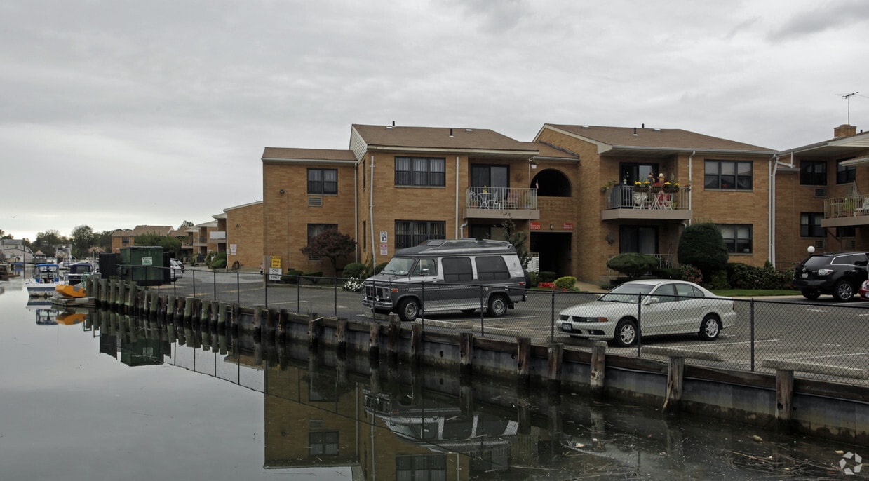 Town'n Harbor 220 Westend Ave Freeport, NY Apartments for Rent in