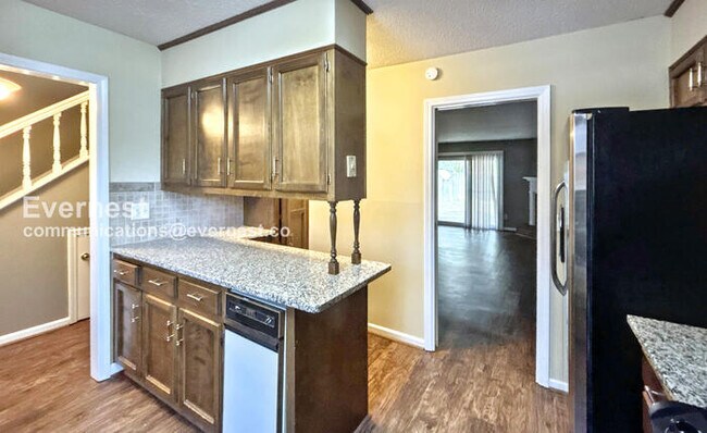 Foto del edificio - 2 Bed/2 Bath Townhome with Fenced Yard / Pet-Friendly / Available Now!