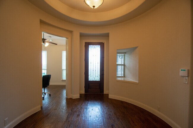 Foto del edificio - This beautifully crafted 4-2-2 home in the...