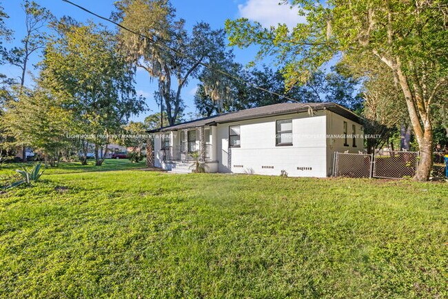 Foto del edificio - Renovated 4 Bed/1 Bath Home with Huge Yard!