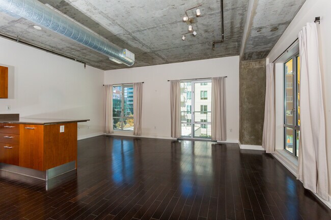 Foto del edificio - 645 W 9th St