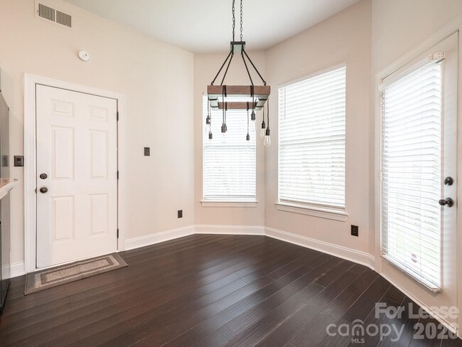 Foto del edificio - 6820 Charter Hills Rd