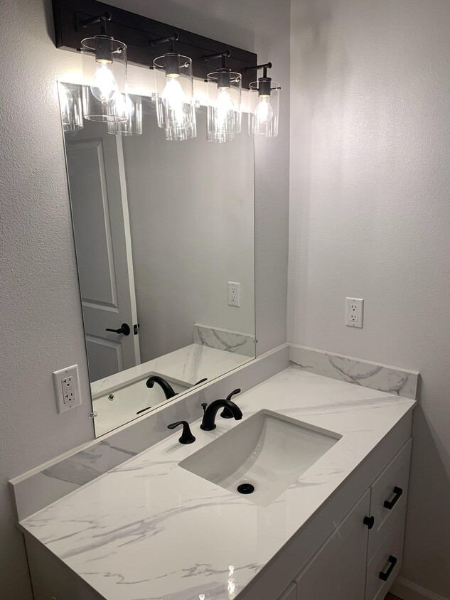 Foto principal - 13456 Reedley St