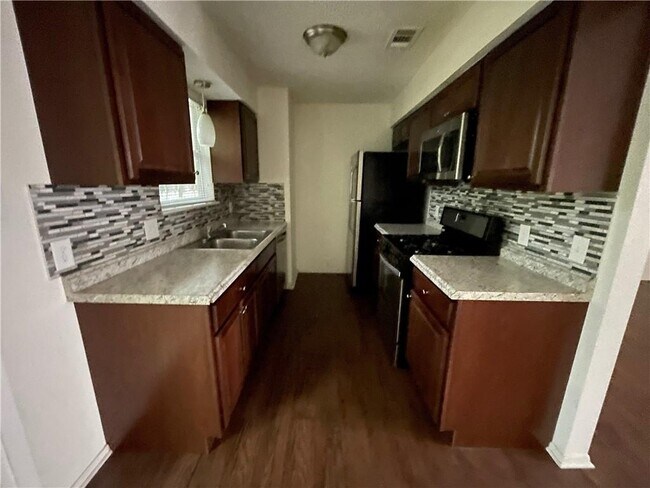 Foto del edificio - 6402 Hickman Ave