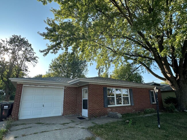 Building Photo - 2 bed, 1 bath home for rent in Hudson available IMMEDIATELY