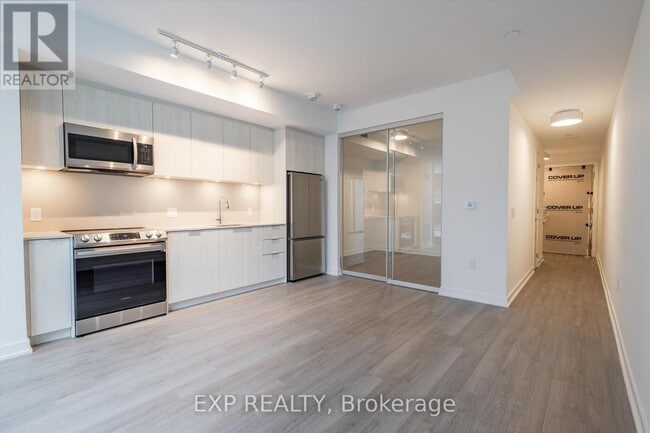 Building Photo - 357 King St W