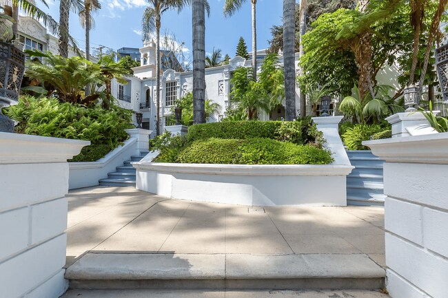 Foto del edificio - 8491 Fountain Ave