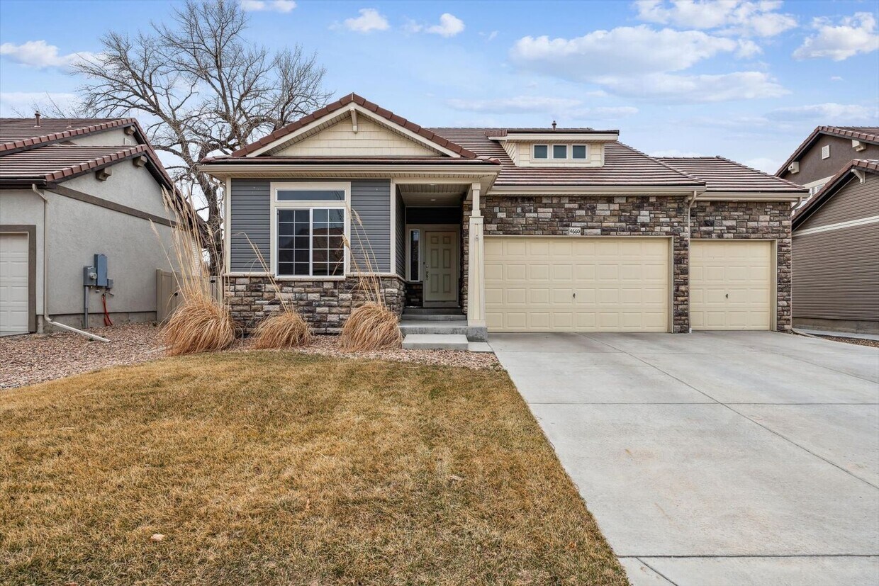 Foto principal - Beautiful 3 bedroom, 3 bath home backs to ...