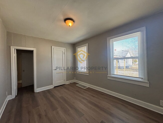 Building Photo - 711 W 22nd St
