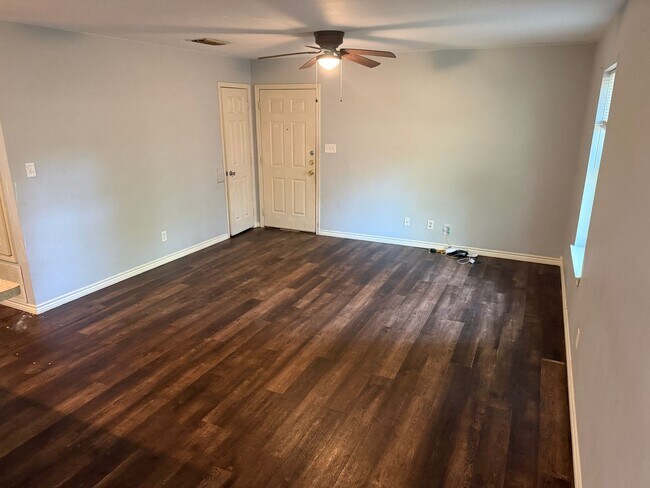 Foto del edificio - 2-bed/1-bath Duplex