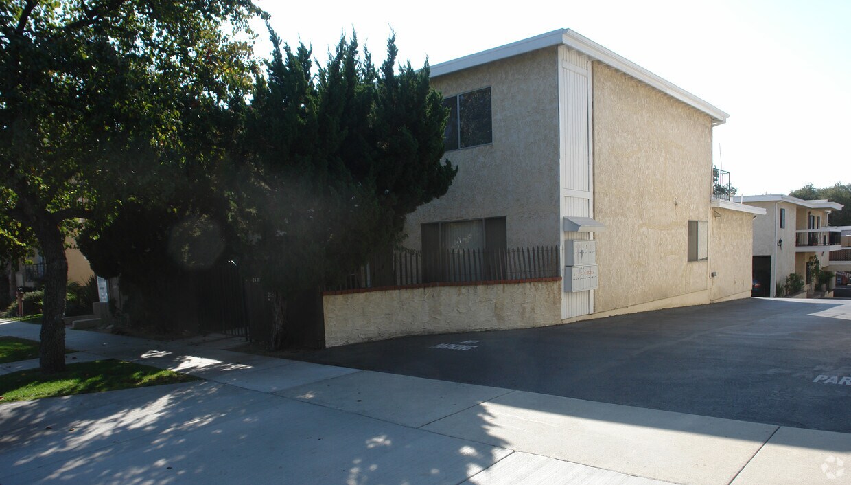 Building Photo - 2474-2492 Montrose Ave