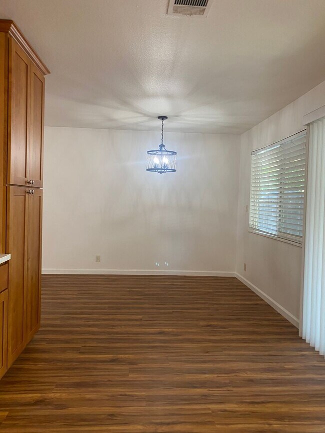 Foto del edificio - 2160 Tilden Pl