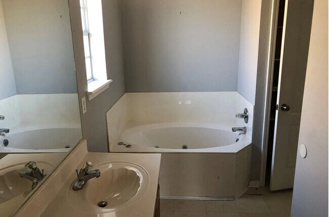 Foto del edificio - 3 Bed 2 Bath Broken Arrow