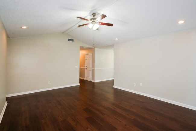 Building Photo - 319 Lake Forest Dr