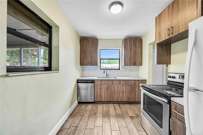 Building Photo - Spacious and well-maintained 3-bedroom, 2-bath single-family home on a corner lot in a convenient...