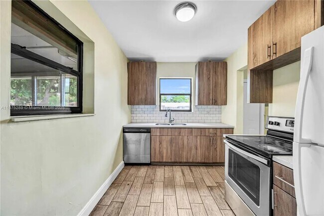 Foto del edificio - Spacious and well-maintained 3-bedroom, 2-bath single-family home on a corner lot in a convenient...