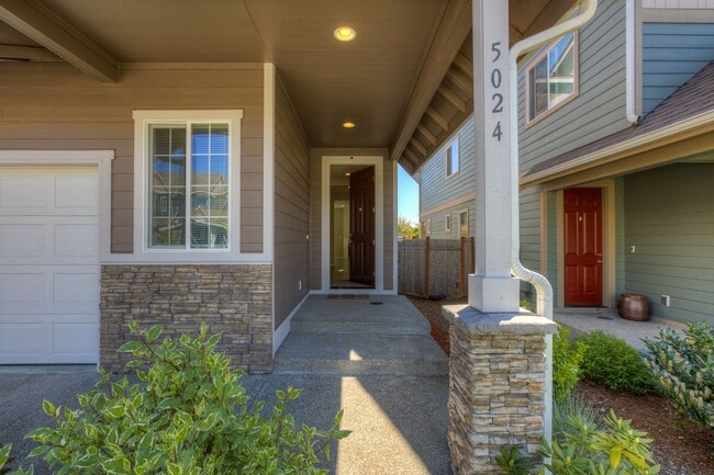 Building Photo - Beautiful 4 Bedroom Lacey Home