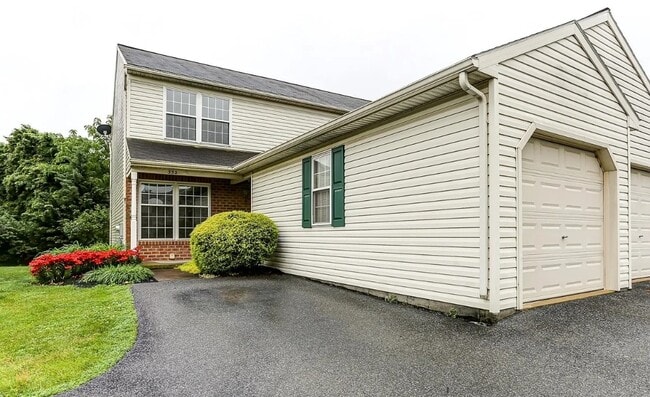 Building Photo - 352 Deerfield Dr