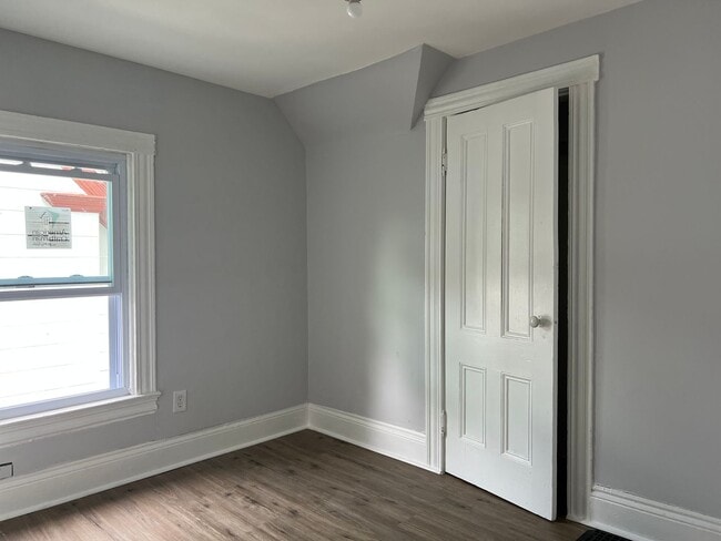 Building Photo - 175 Avenue E