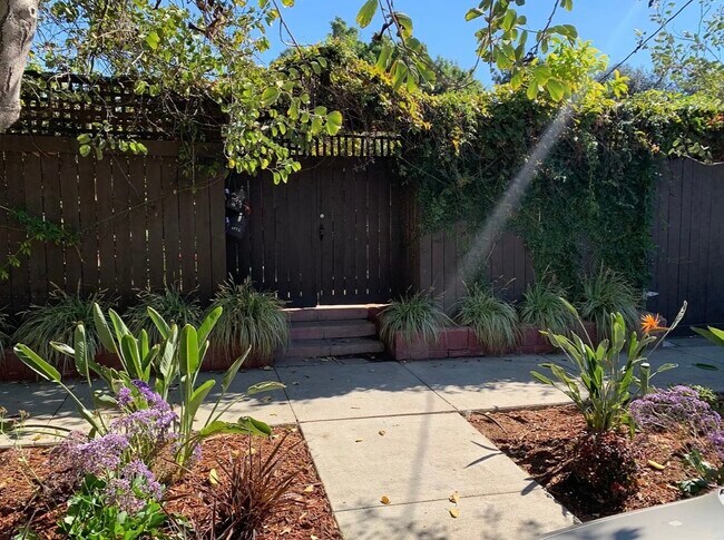 Estirar - 1124 Manzanita St