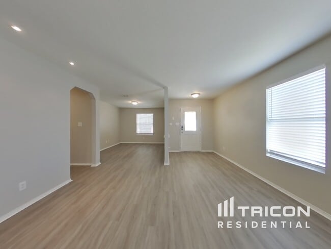 Building Photo - 353 Willow View