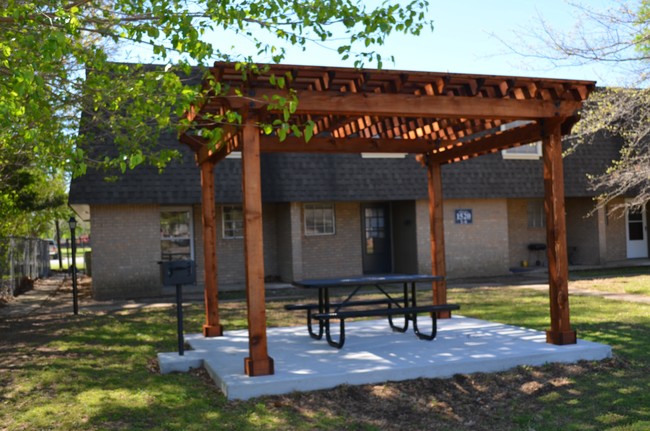 Pérgola con parrilla y mesa de pícnic - The Meadows at Centennial Park