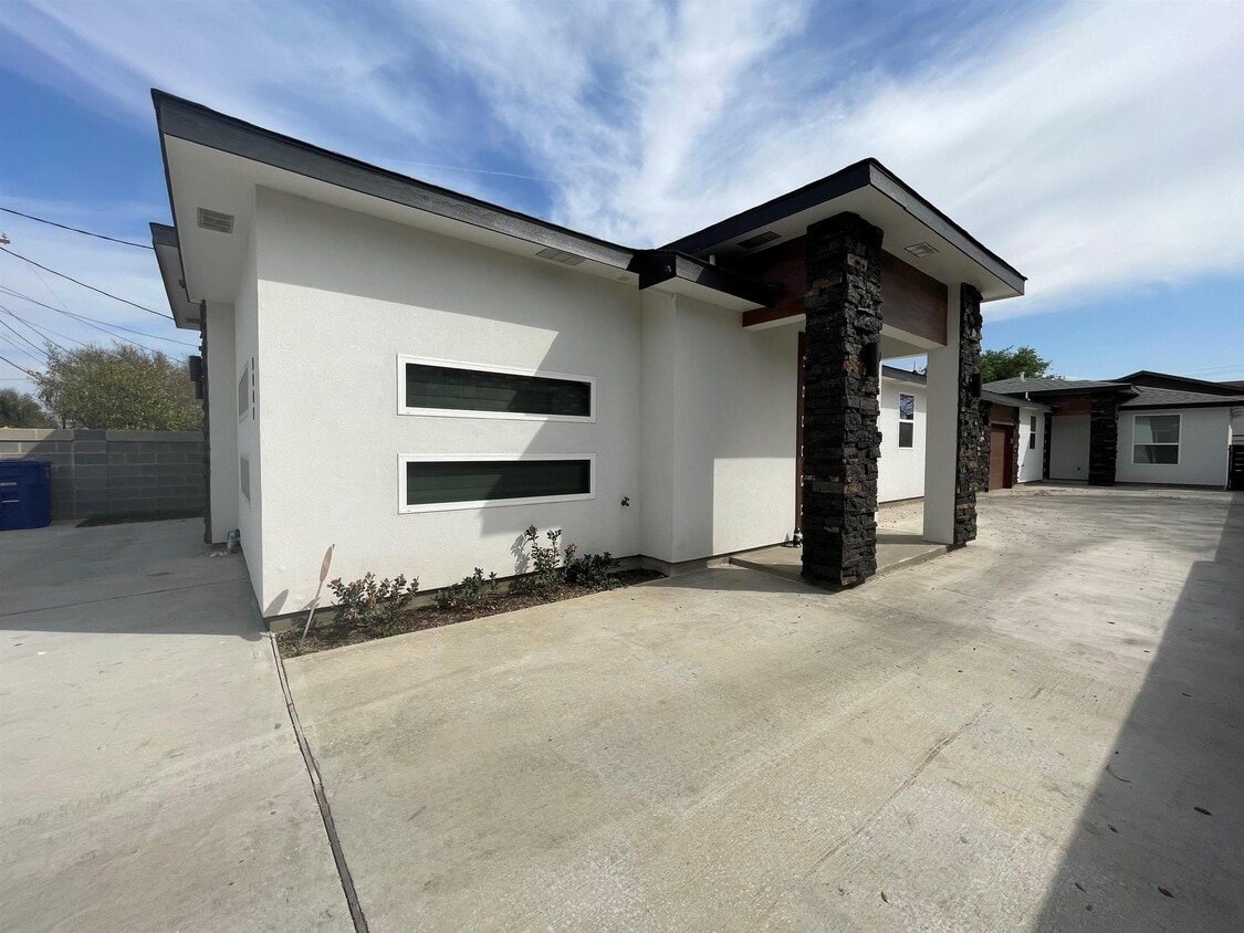 3005 E Kearney St, Laredo, TX 78043 Townhouse for Rent in Laredo, TX