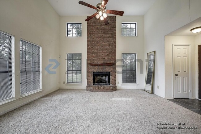 Building Photo - 1929 Pinecrest Dr