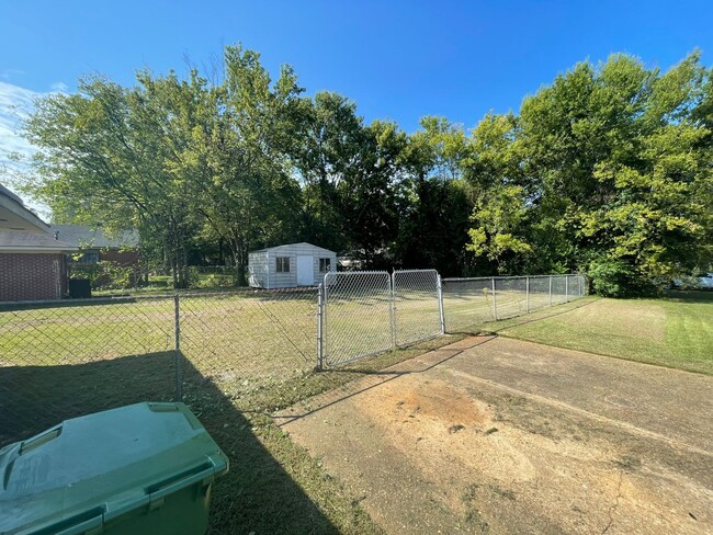 Building Photo - ** 3 Bed 1 Bath Located in Montgomery Heig...