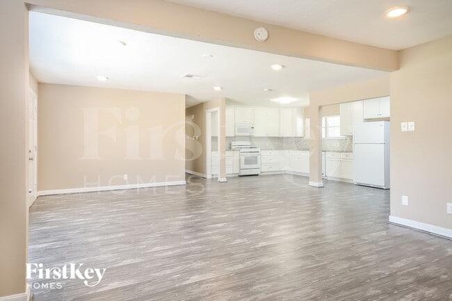 Building Photo - 1204 Trenton Ln