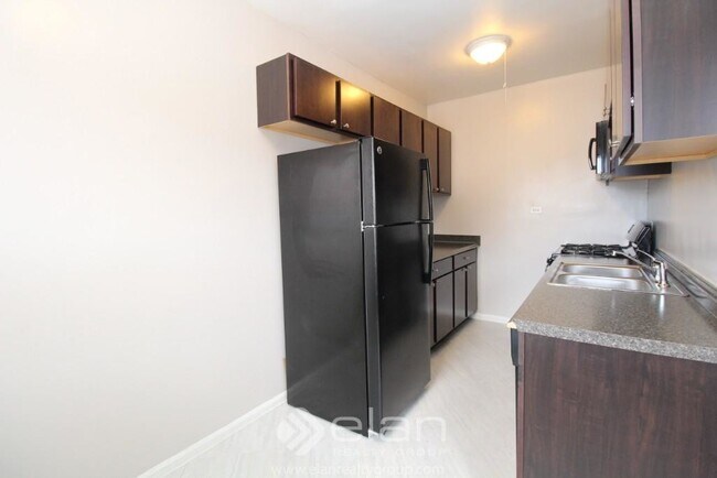 Building Photo - 3943 W Diversey Ave