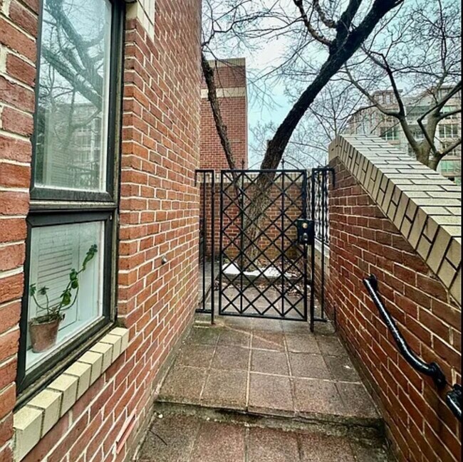 Entrada privada con portón y patio. - 4820 Hampden Ln